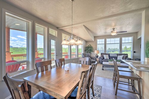 Griffel River Ranch w/ Views - An Anglers Dream!