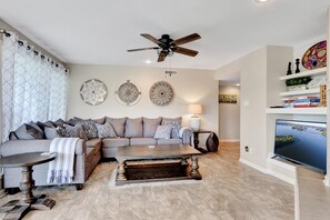 Interior - Pool & Dock Access: Lakefront Hot Springs Condo! (Hot Springs)