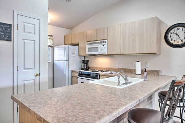 Apartment (2 Bedrooms) | Interior - Condo w/ Family Amenities, 3 Mi to Branson Strip! (Branson)