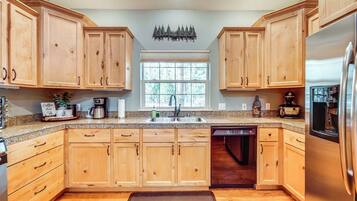 House (4 Bedrooms) | Interior