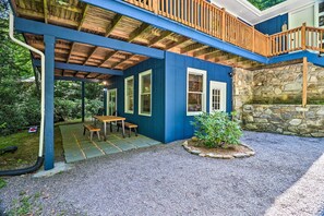 Outdoor dining - Smoky Mountain Retreat w/ Games, Fire Pit & Patio! (Maggie Valley)