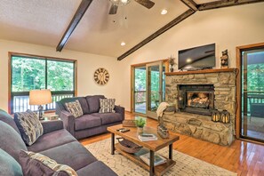 テレビ、暖炉、書庫