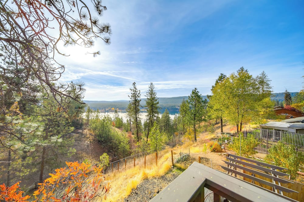 Lakeview Retreat w/ Fireplace, Spa Tub & Balcony - Long Lake, WA