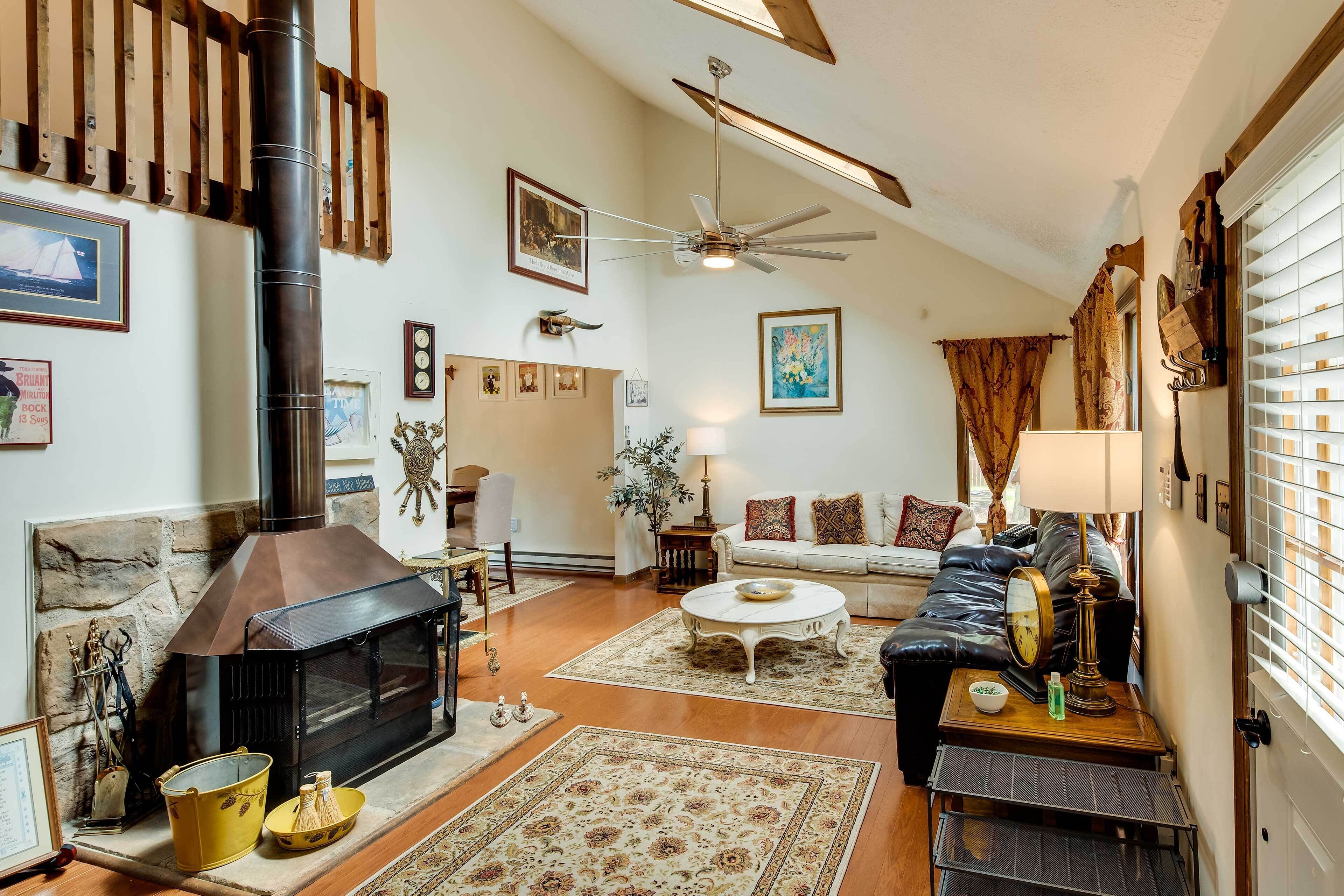 Nhà (3 Bedrooms) | Khu phòng khách | TV, lò sưởi, bàn bóng bàn 