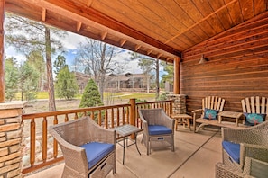A covered outdoor area with wicker furniture and a view of a landscaped garden. - < 1 Mi to Torreon Golf Club: Show Low Condo (Show Low)