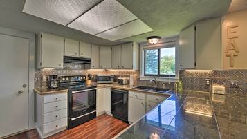 House (3 Bedrooms) | Private kitchen | Microwave, oven, stovetop, dishwasher