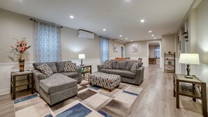 Living area - Pittsburgh Vacation Rental ~ 2 Mi to Downtown! (Pittsburgh)