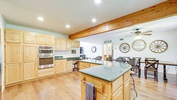 House (5 Bedrooms) | Interior