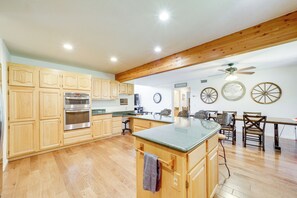 House (5 Bedrooms) | Interior