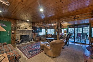 TV, fireplace