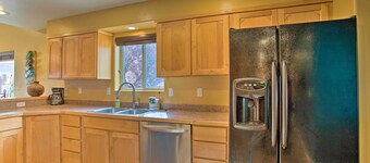 Modern Moab Townhome With Shared Pool & Hot Tub!