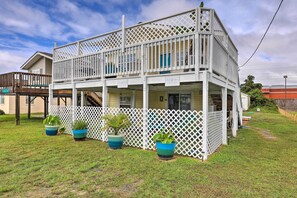 Apartment (2 Bedrooms) | Interior - Pet-friendly Townhome, 2 Blocks to Atlantic Beach! (Atlantic Beach)