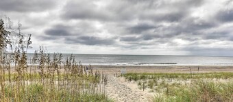 Pet-friendly Townhome, 2 Blocks to Atlantic Beach!