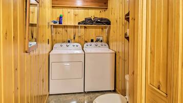 House (5 Bedrooms) | Interior