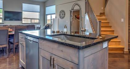 Upscale Moab Home w/ Red Rock Views & Hot Tub