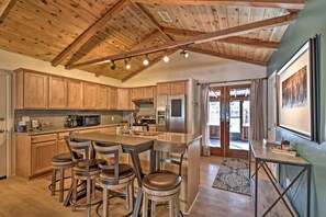 Microwave, oven, stovetop, cookware/dishes/utensils - Family Prescott Sanctuary w/ Games, Yard & Sunroom (Prescott)