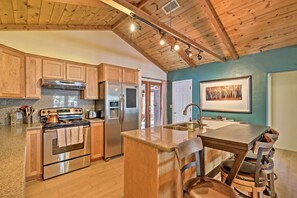 Micro-ondas, fogão, cooktop, talheres/pratos/utensílios de cozinha