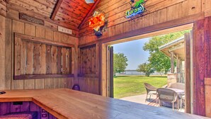 Ein Holzinterieur mit Barbereich und Blick ins Freie, sowie ein Schild, das die Räumlichkeiten als Hochzeitslocation kennzeichnet.