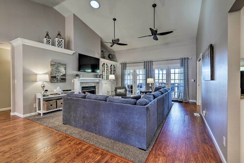 Upscale Flagstaff Home w/ Hot Tub & Mountain Views