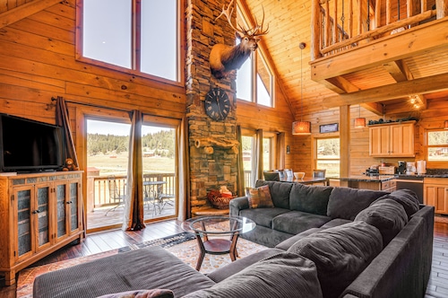 Cozy Family Cabin: Game Room, Near National Parks!