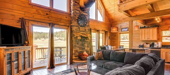 Cozy Family Cabin: Game Room, Near National Parks!