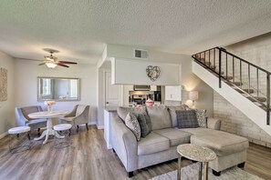 Living area - Palm Desert Resort-style Living: Dog Friendly (Palm Desert)