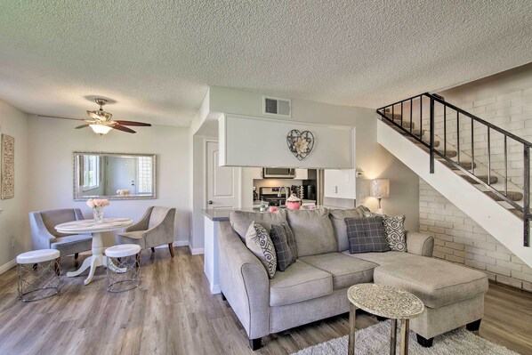 Living area - Palm Desert Resort-style Living: Dog Friendly (Palm Desert)