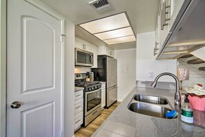 Private kitchen - Palm Desert Resort-style Living: Dog Friendly (Palm Desert)