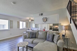 Living area - Palm Desert Resort-style Living: Dog Friendly (Palm Desert)