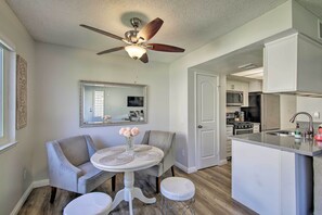 Dining - Palm Desert Resort-style Living: Dog Friendly (Palm Desert)