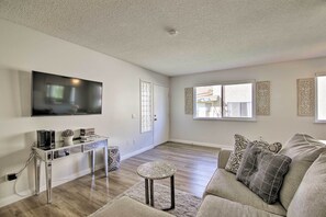 Living area - Palm Desert Resort-style Living: Dog Friendly (Palm Desert)