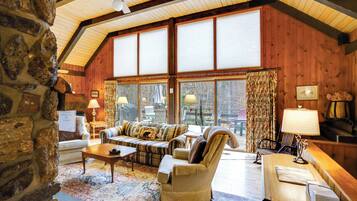 House (5 Bedrooms) | Interior