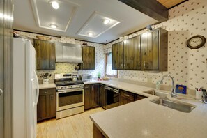 House (5 Bedrooms) | Interior