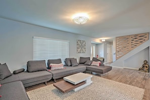 Interior - Spacious Oceanside Home: Patio & Grill, Near Beach (Oceanside)