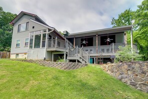 Interior - Deck & Stunning Mountain Views: Gatlinburg Home! (Gatlinburg)