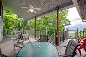 Interior - Deck & Stunning Mountain Views: Gatlinburg Home! (Gatlinburg)