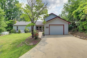 Interior - Deck & Stunning Mountain Views: Gatlinburg Home! (Gatlinburg)