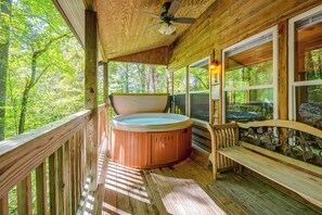 Interior - Secluded Nantahala 'gone Hunting' Cabin w/ Hot Tub (Bryson City)