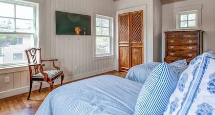 Modern Gearhart Getaway, Walk to Beach & Downtown!