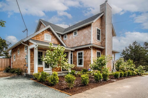 Modern Gearhart Getaway, Walk to Beach & Downtown!