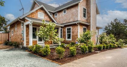 Modern Gearhart Getaway, Walk to Beach & Downtown!