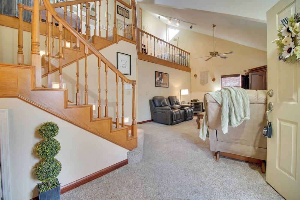 Tahlequah Duplex w/ Screened-in Porch & Fire Pit! - Illinois River, OK