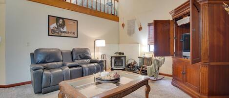 House (2 Bedrooms) | Living area | DVD player, books