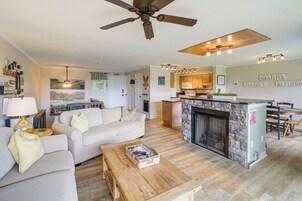 Una sala de estar amplia con chimenea, un comedor y una cocina.