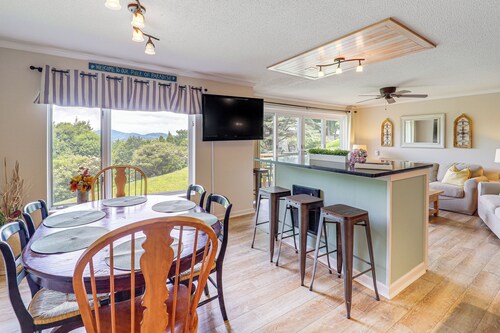 3 Mi to Slopes! Mtn-view Condo in Banner Elk