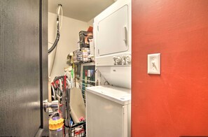 Apartment (2 Bedrooms) | Interior - 4 Mi to Ocean: Lewes Beach Condo w/ Screened Porch (Lewes)