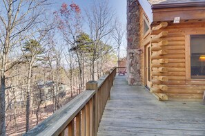 Terrace/patio - 'big Bear Lodge' - Cabin in Massanutten Resort! (McGaheysville)