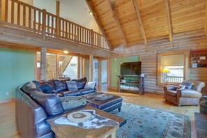TV, fireplace - 'big Bear Lodge' - Cabin in Massanutten Resort! (McGaheysville)