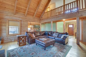 TV, fireplace - 'big Bear Lodge' - Cabin in Massanutten Resort! (McGaheysville)