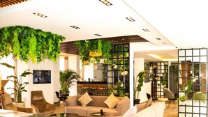 A modern lobby with a sofa, chairs, a marble coffee table, and green plants. - Tranquil Haven in North Al Ahyaa, Hurghada (Hurghada)